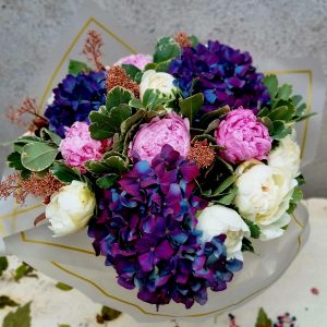 Buchet cu Hortensii Indigo, Bujori și Schimia Aurie
