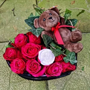 Cutie Inimă cu Trandafiri și Ursuleț de Pluș