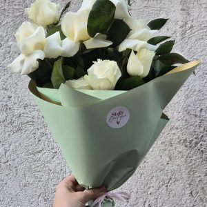 9 White Roses & Greenery