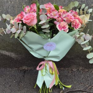 Buchet cu Trandafiri, Alstroemeria și Garoafe