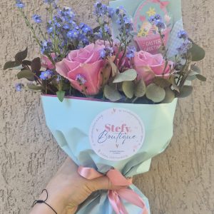 Buchet Trandafiri Roz cu Flori de Nu-mă-uita
